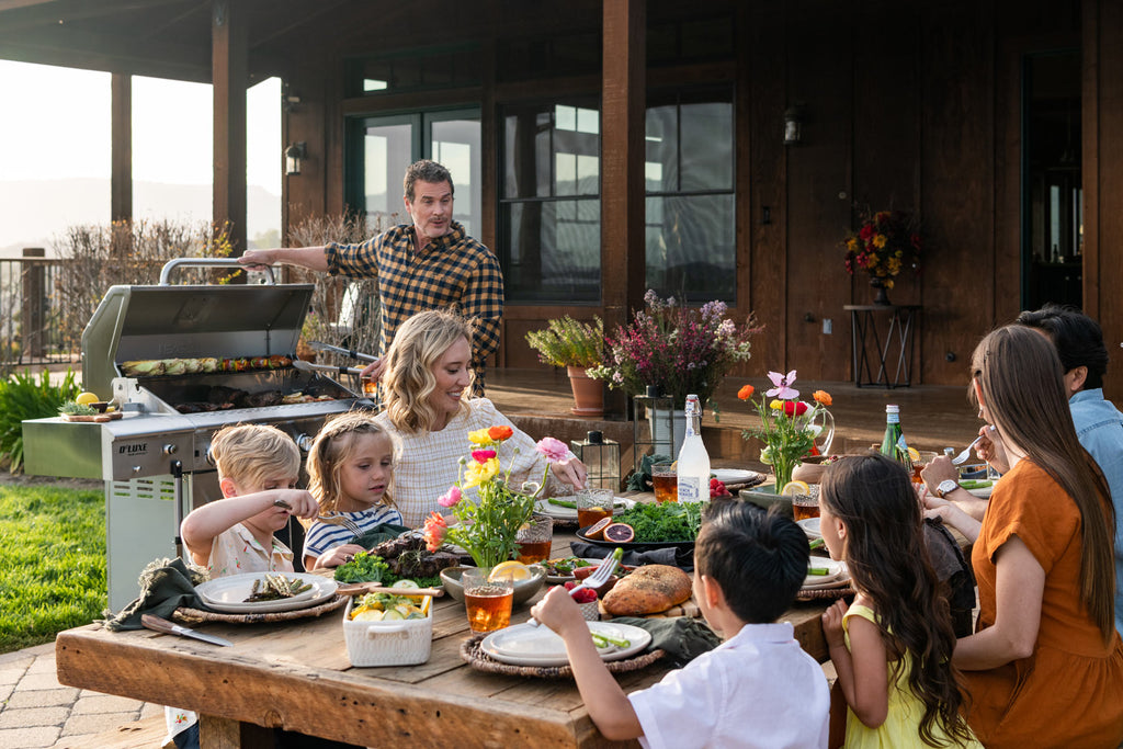 PEOPLE EATING BARBECUE