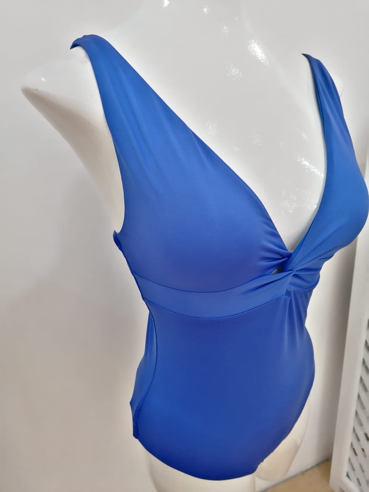 Entero halter V Color liso azul Cobertura intermedia de la parte de atrás Tirantes ajustables Pads removibles | Bikini Town