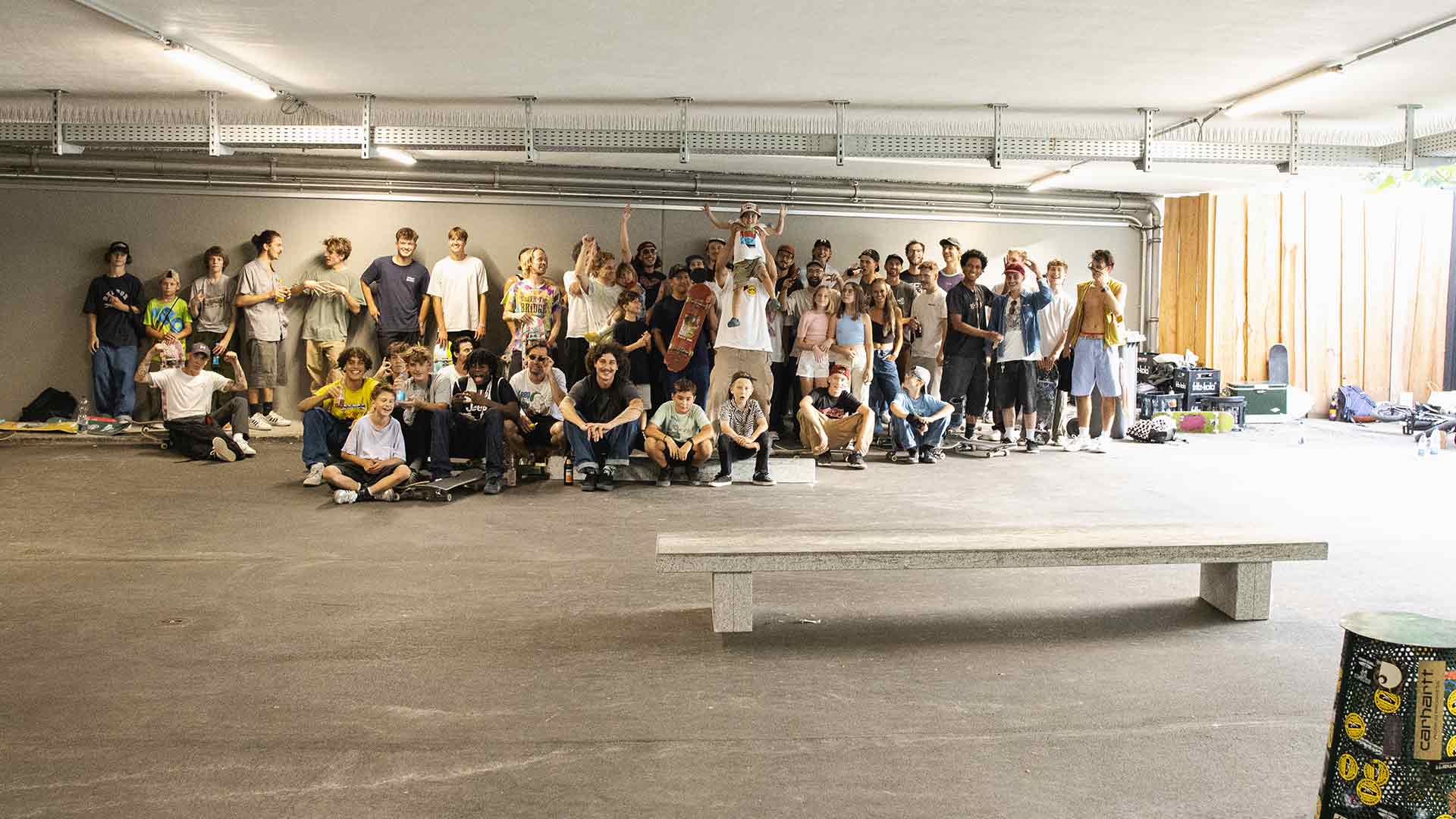 Kinder und die ganze Truppe beim Arrow & Beast Skate-Event mit neuen Rampen von IOU Ramps