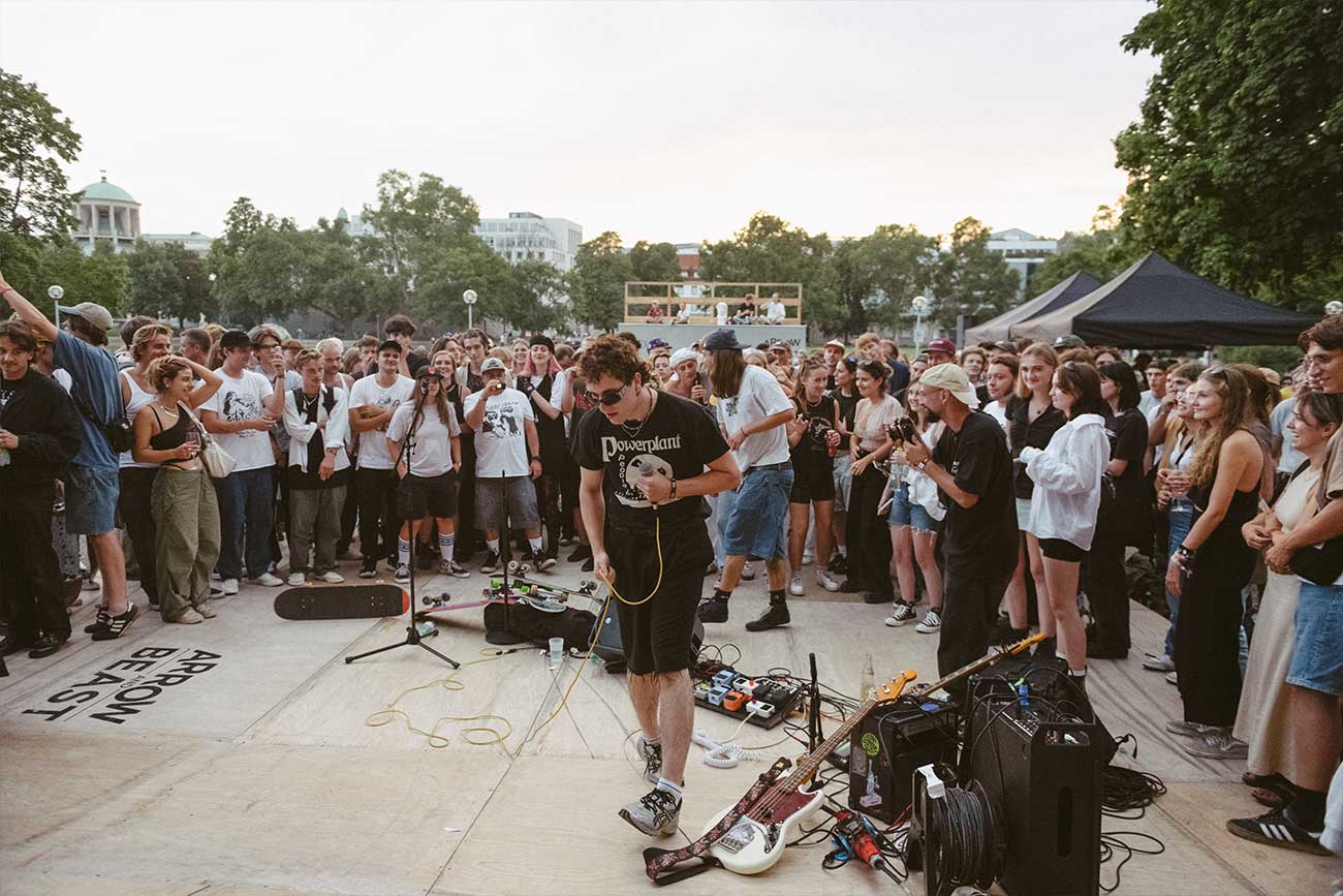 Flawless Issues heating up the crowd at the Opera de la Beast