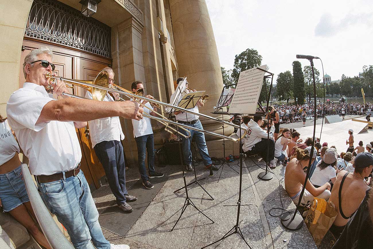 le groupe joue de la musique live lors de l'événement de skateboard Arrow & Beast de Stuttgart