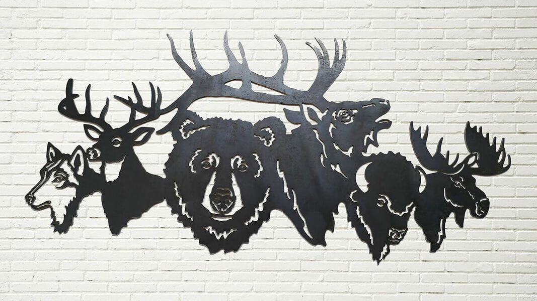 Art mural métallique avec des têtes d'animaux des bois