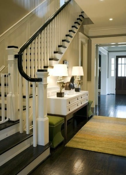 couloir idées de vie escalier table de service 2 lampes tapis vert