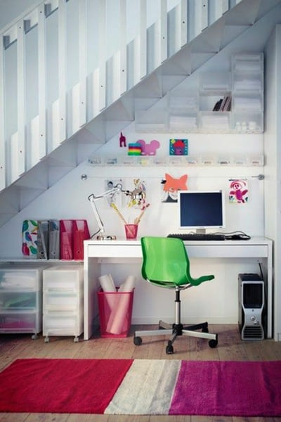 design home office dans le couloir bureau de travail chaise verte