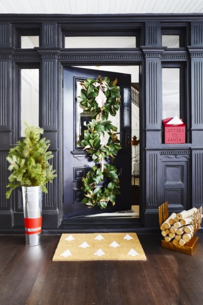 Trois couronnes de magnolia sur la porte et un paillasson devant sur le pas de la porte