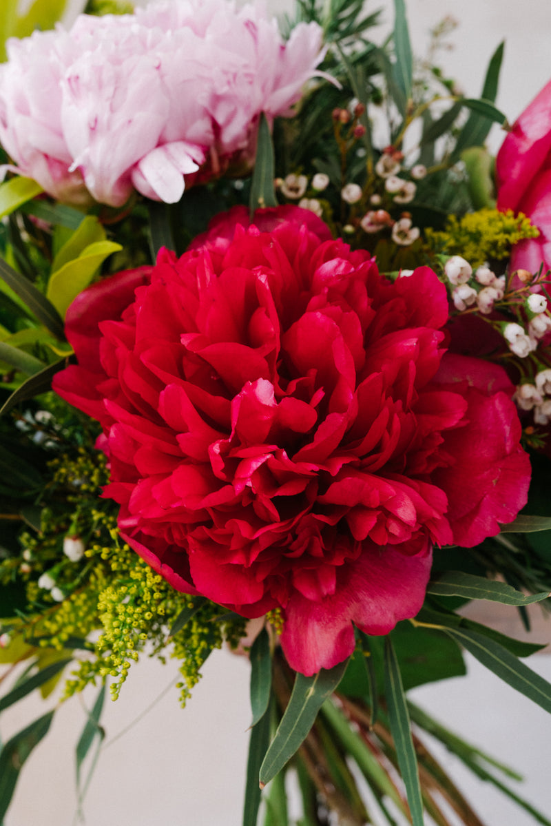 Ramo de campo especial Peonias rojas y rosas – alblanc