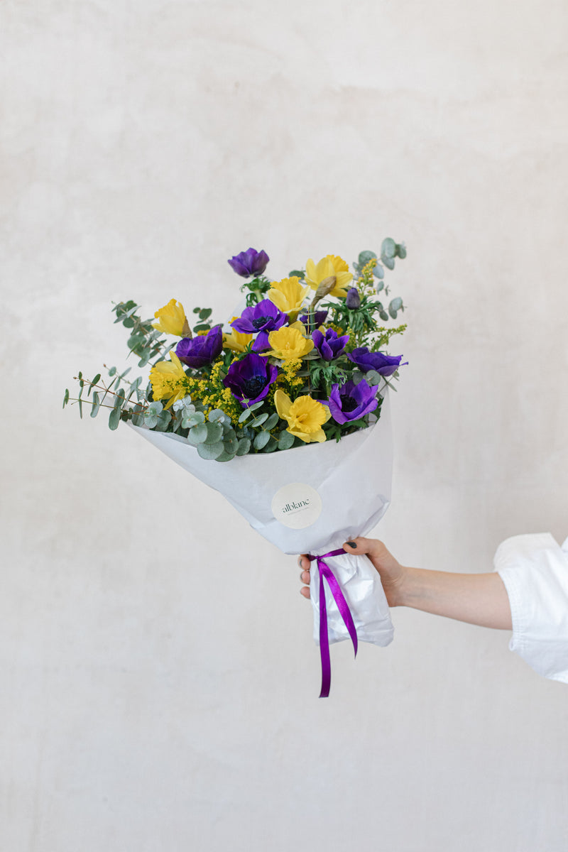 alblanc | Ramo de flores violetas - Anémonas y narcisos