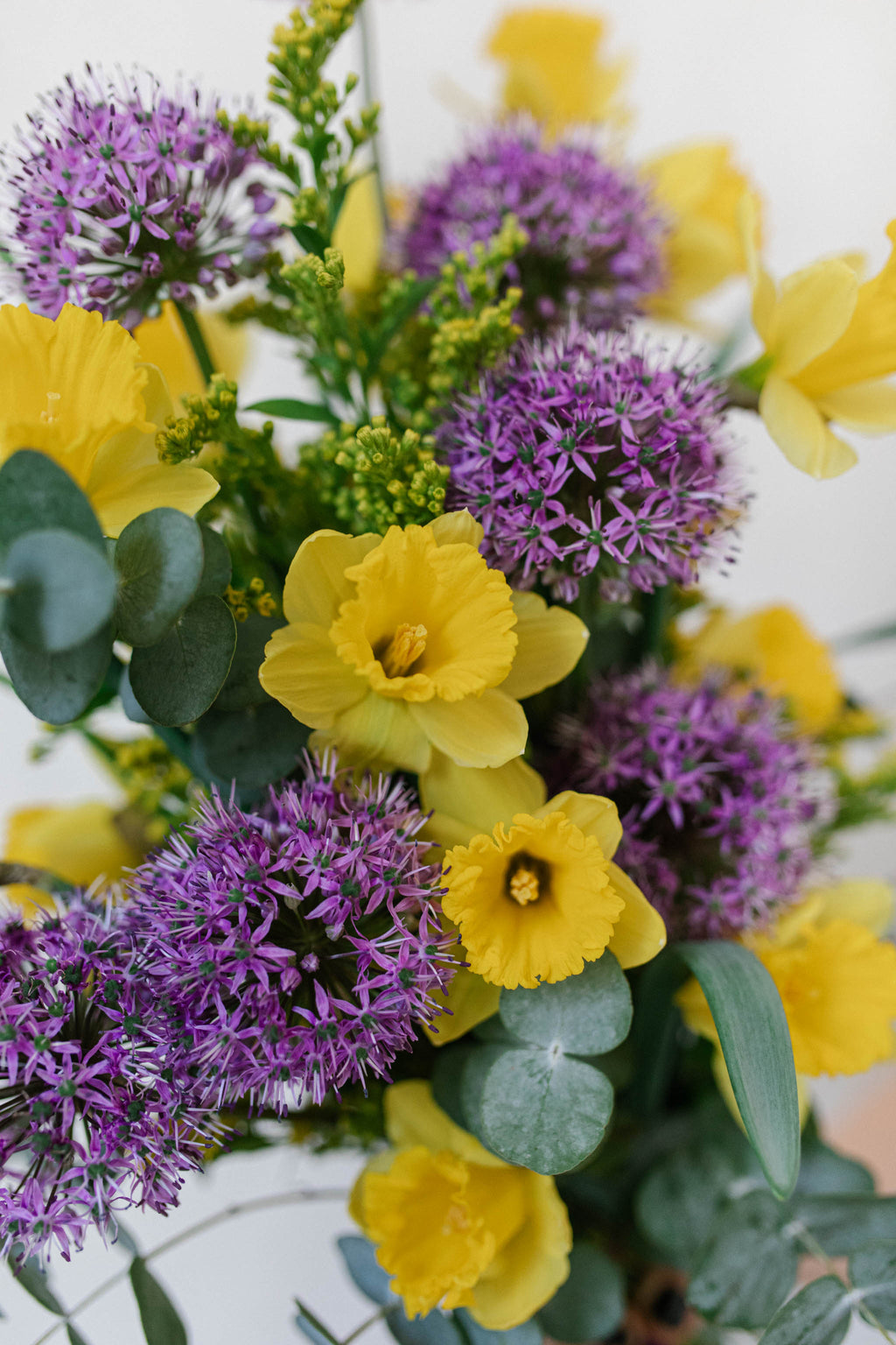 alblanc | Ramo de flores violetas - Alliums y narcisos
