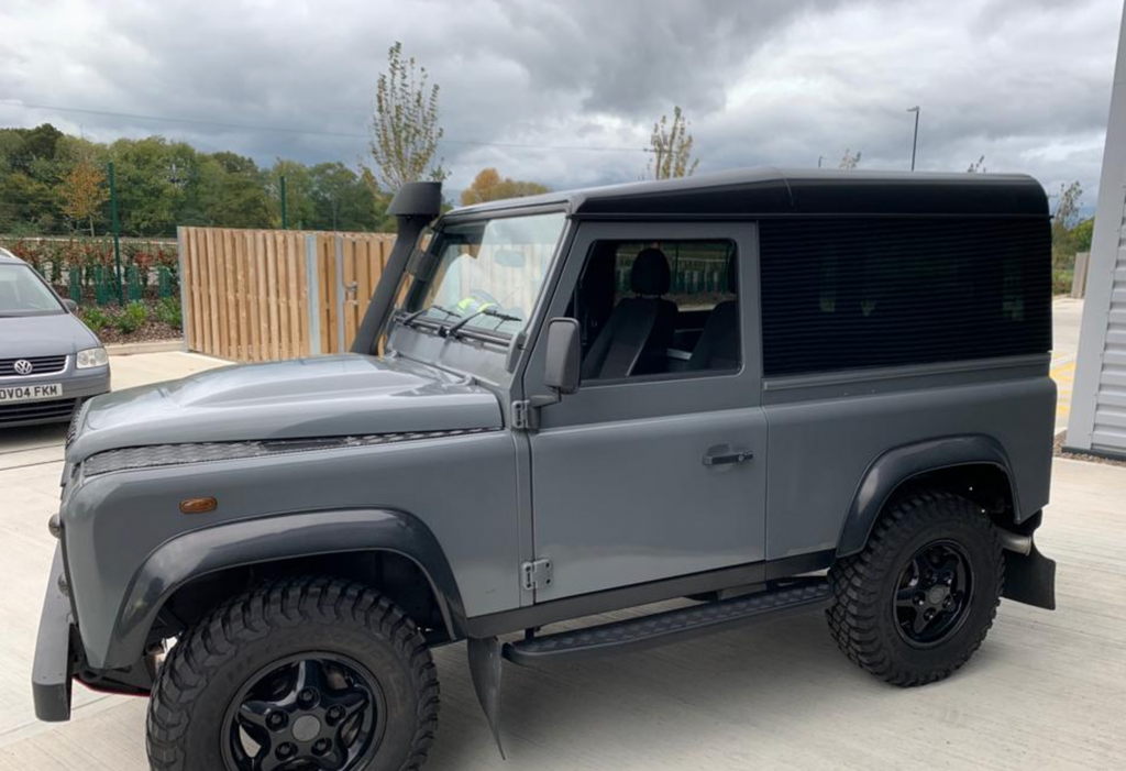 Land Rover Defender retro Window fitting