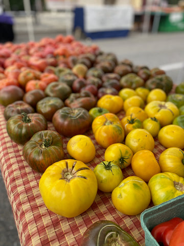 Tomato display at the Penticton Farmers market (Puzzlegrass Farms)