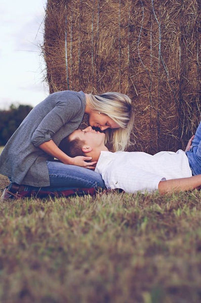 How to pose for engagement session. Inspiration for couples.