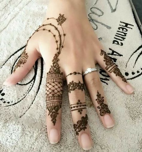 15 Einfachen, Zurück Seite Mehndi Designs mit Bildern | Barbaramode.com |  Latest mehndi designs, Mehndi designs for fingers, Mehndi designs for girls