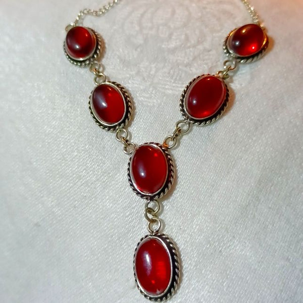 Top 150+ Crimson Charm Necklaces: Striking & Captivating Accents