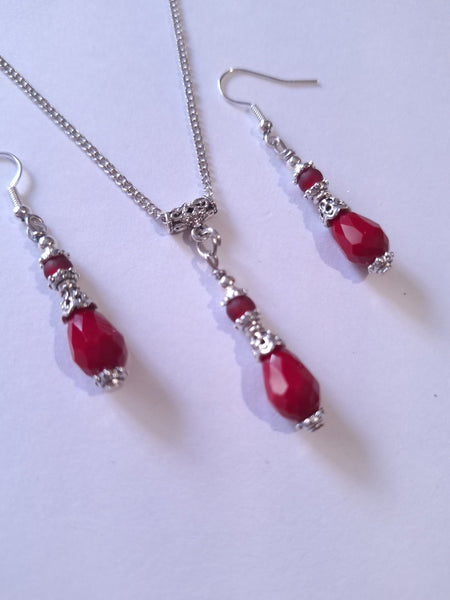 Top 150+ Crimson Charm Necklaces: Striking & Captivating Accents