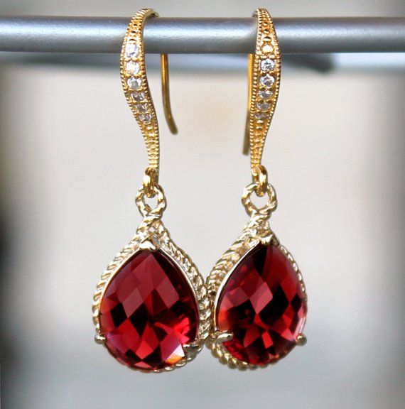 Top 150+ Crimson Charm Earrings: Striking & Captivating Pieces