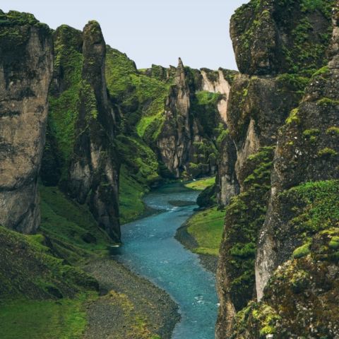 islandsk natur, blå flod, klipper, mos