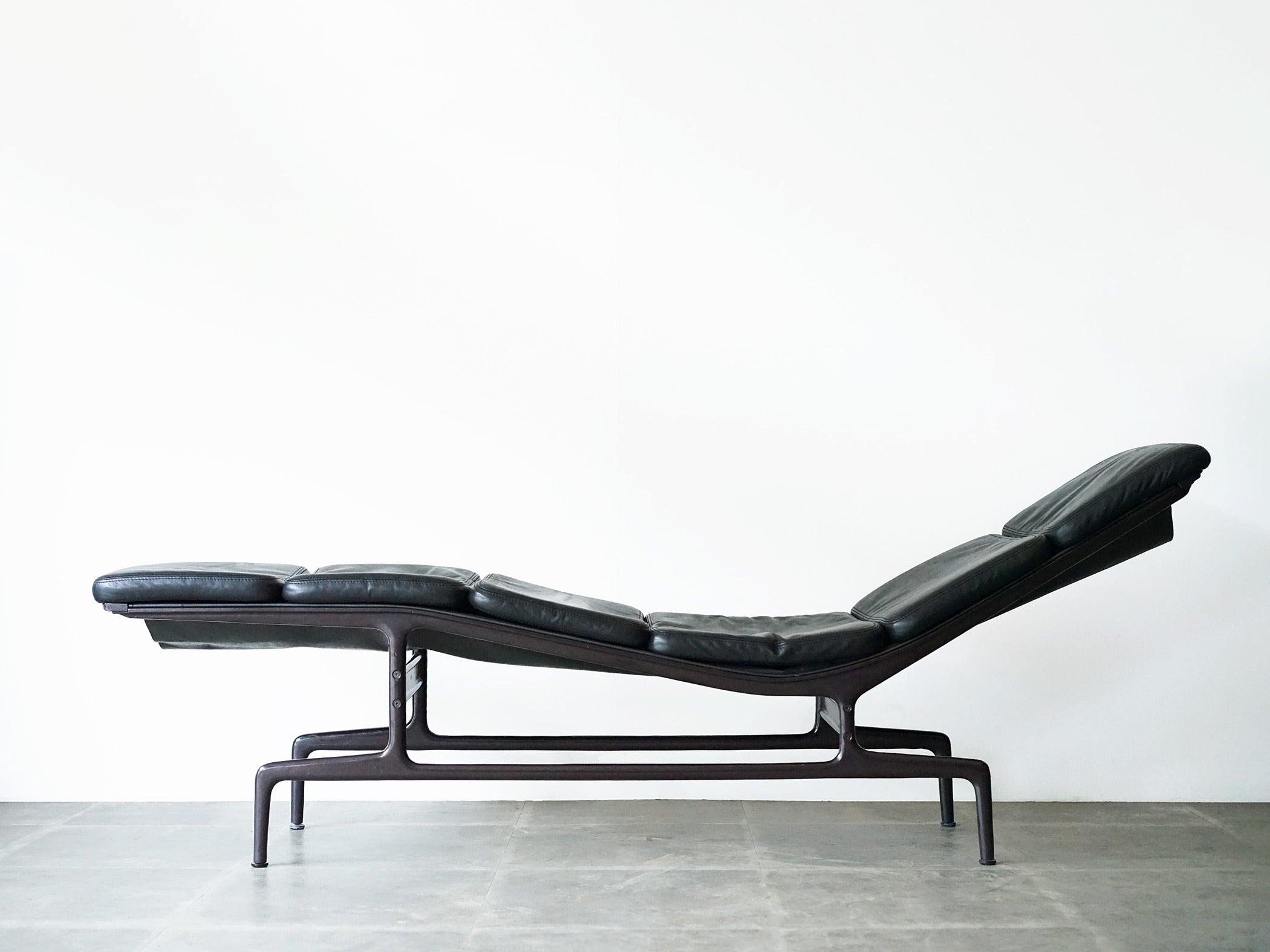 イームズの寝椅子 シェーズ ハーマンミラー Charles Ray Eames Chaise Chaiselounge