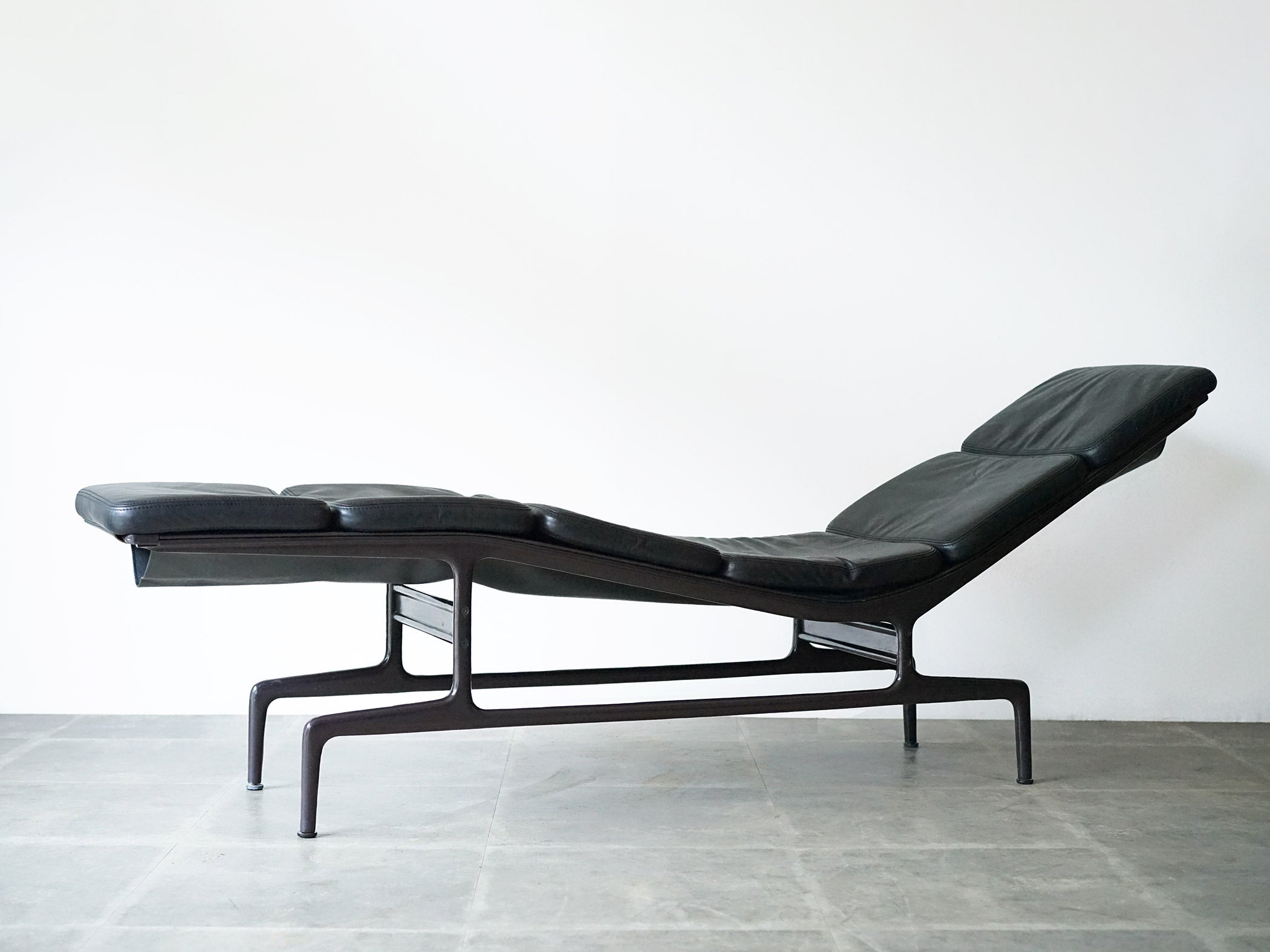 イームズの寝椅子 シェーズ ハーマンミラー Charles Ray Eames Chaise Chaiselounge