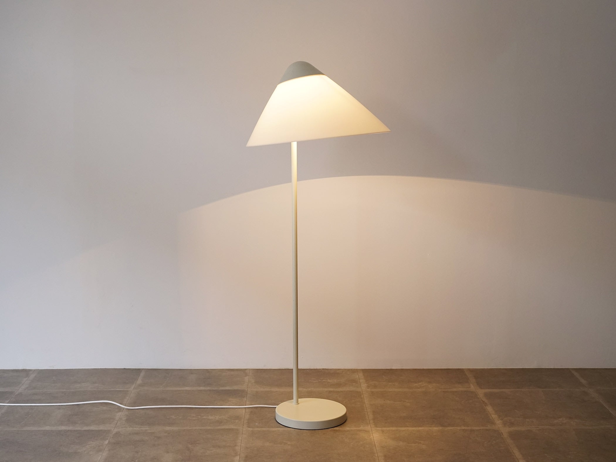 Opala Floor lamp Hans J Wegner G004 ハンスJウェグナー オパーラ フロアランプ 白いスタンドライト 間接照明 北欧