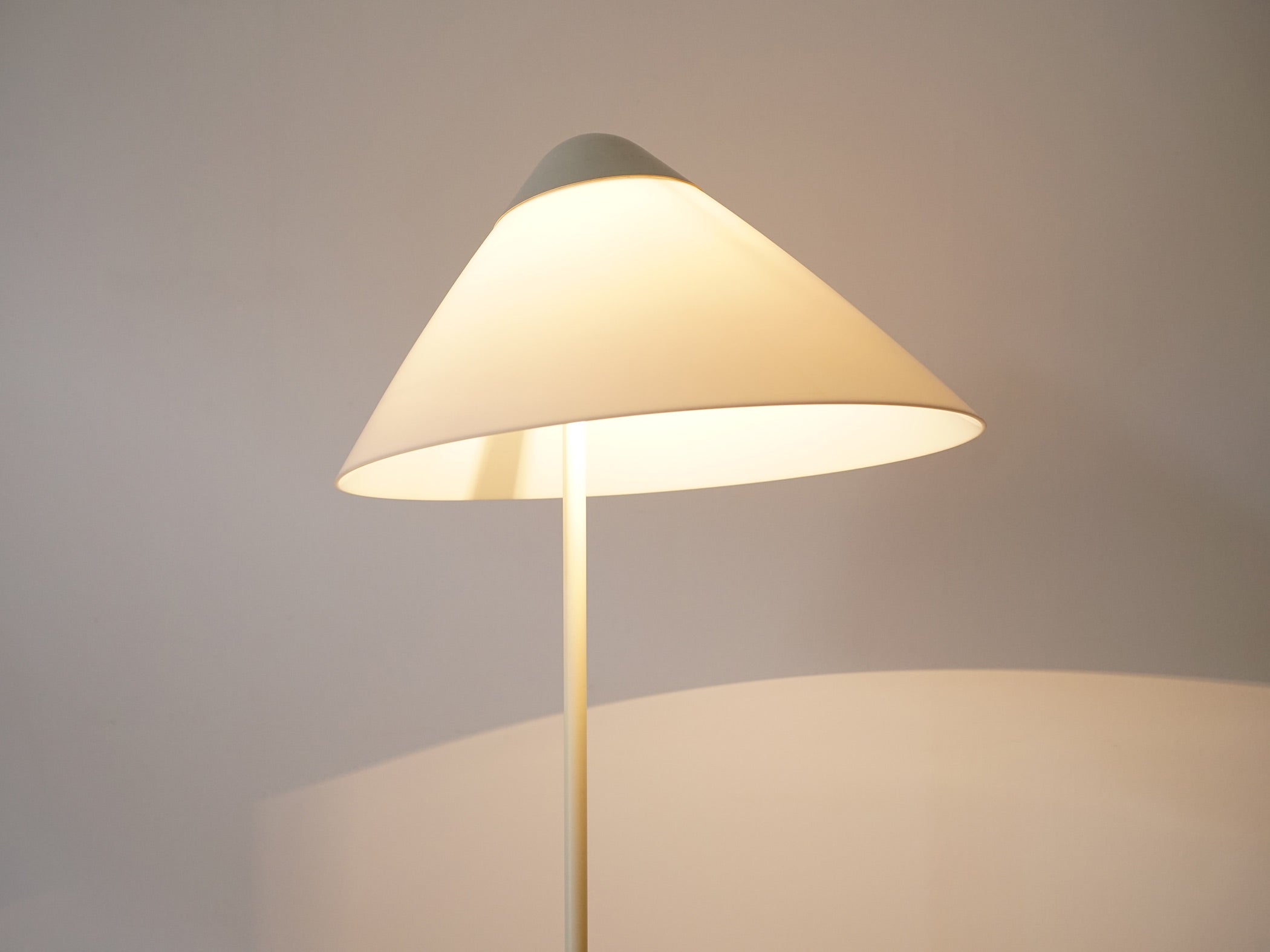 Opala Floor lamp Hans J Wegner G004 ハンスJウェグナー オパーラ フロアランプ 白いスタンドライト 間接照明 北欧