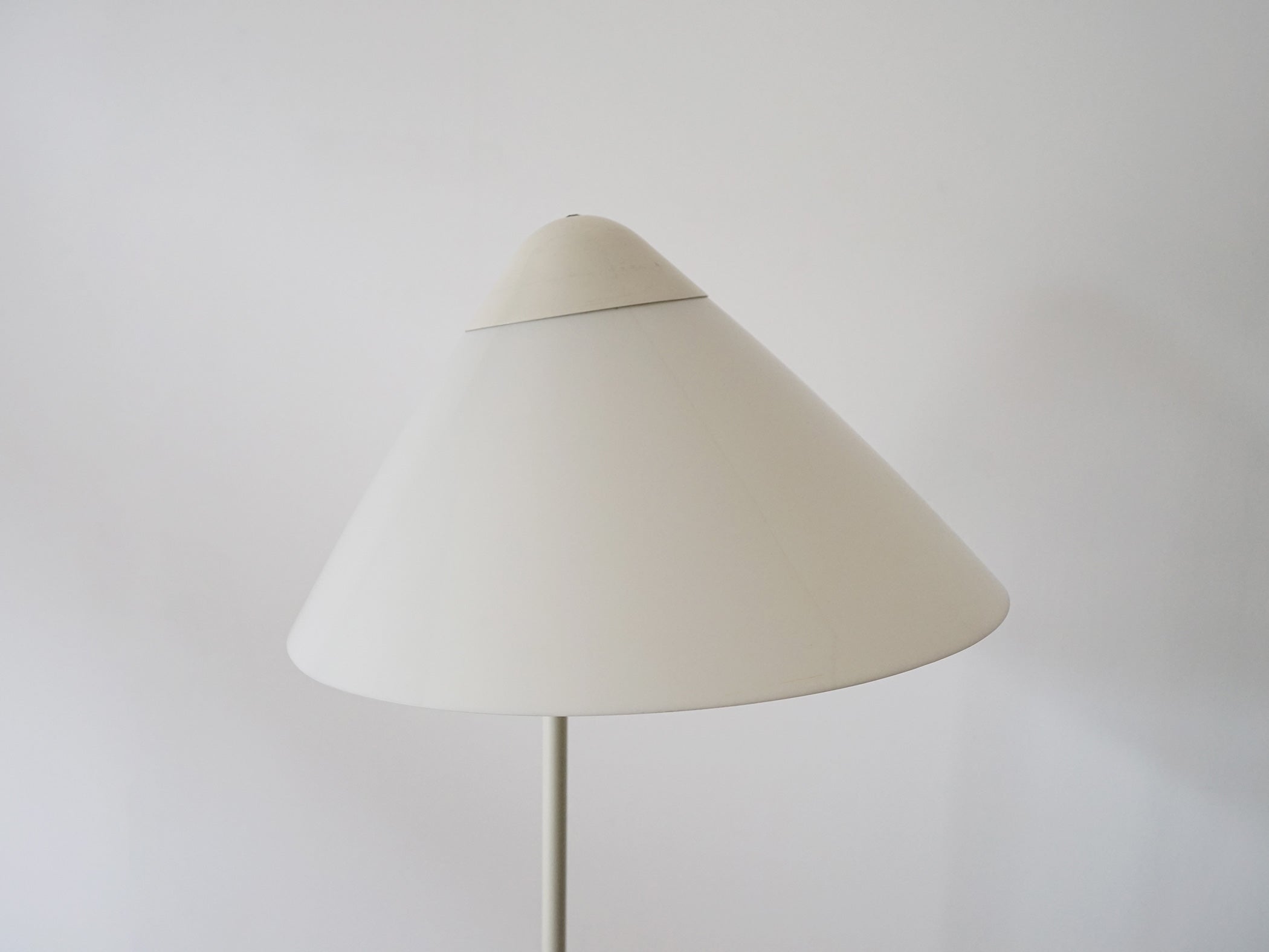 Opala Floor lamp Hans J Wegner G004 ハンスJウェグナー オパーラ フロアランプ 白いスタンドライト 間接照明 北欧