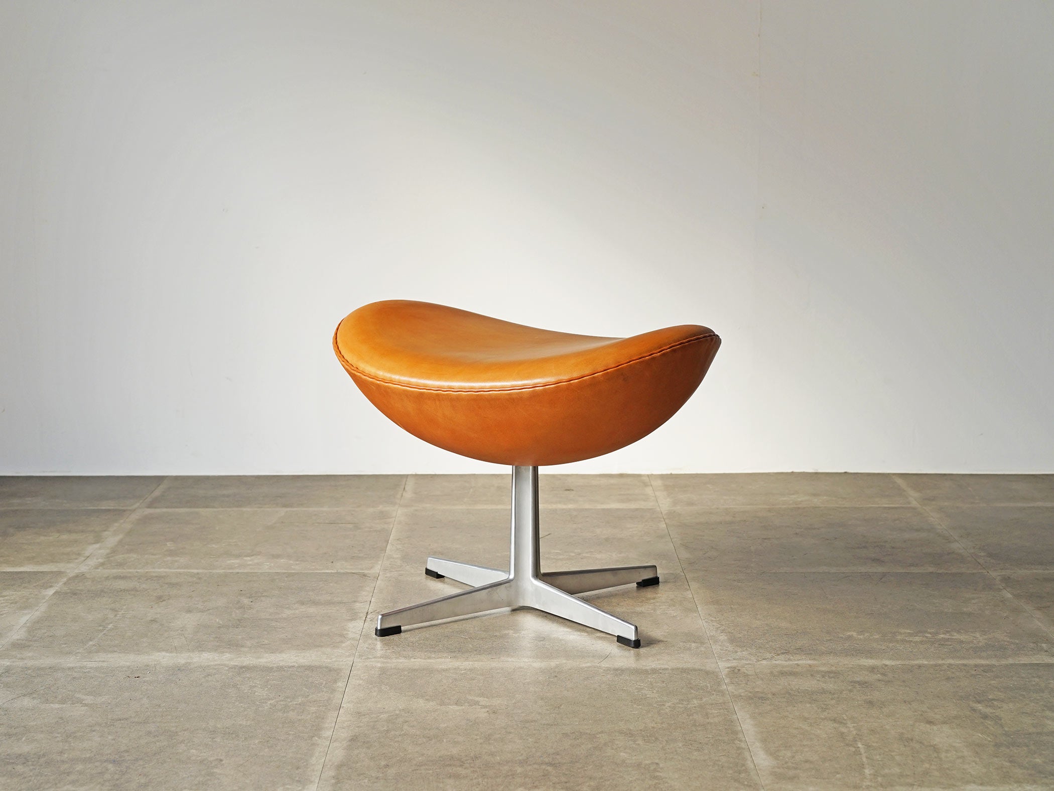 Arne Jacobsen（アルネ・ヤコブセン）エッグチェアのスツール