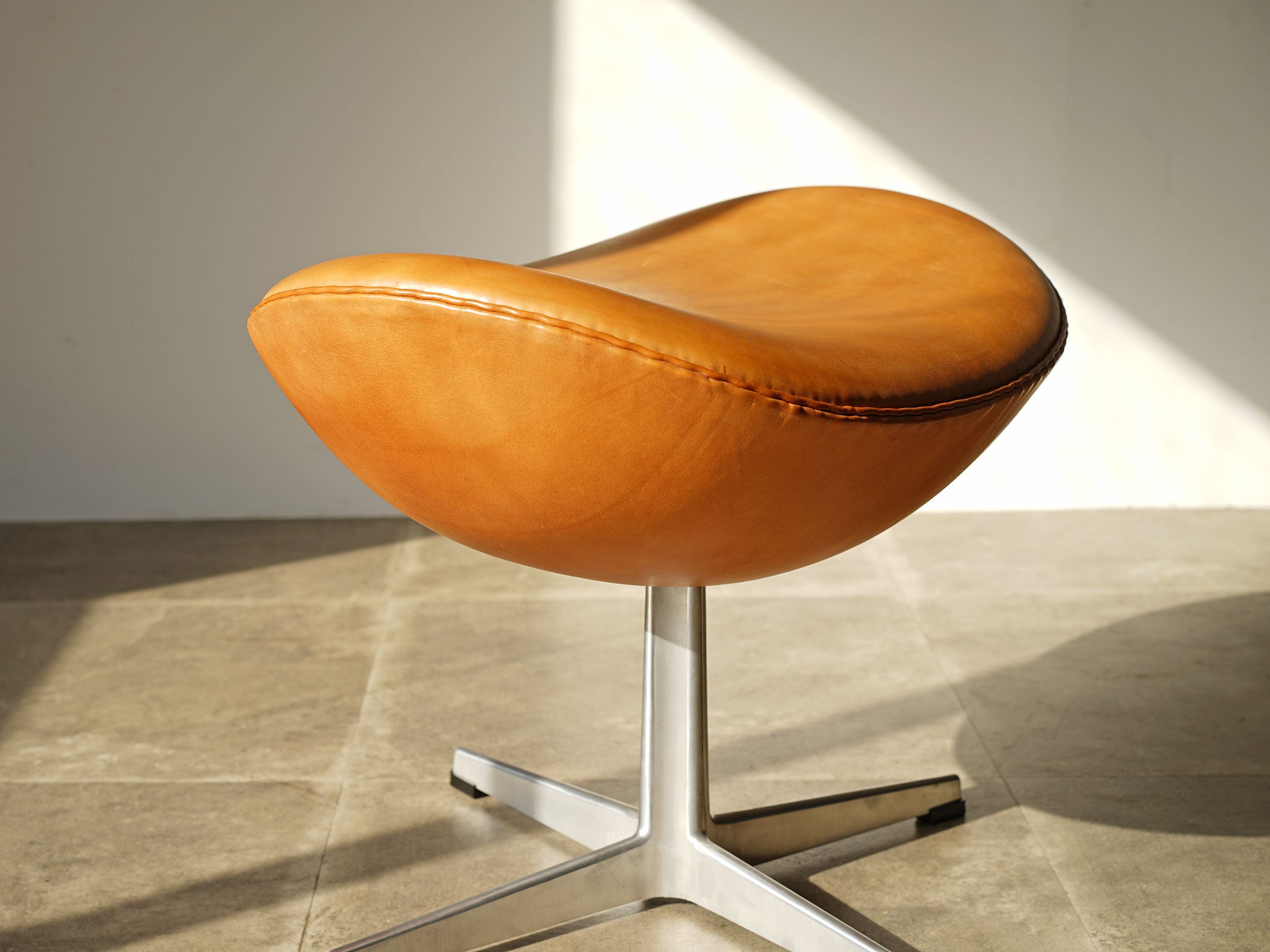 Arne Jacobsen（アルネ・ヤコブセン）エッグチェアのスツール Model3127 デザイナーズチェア Egg Chair ｜  北欧家具・ヴィンテージ家具 – KONDO