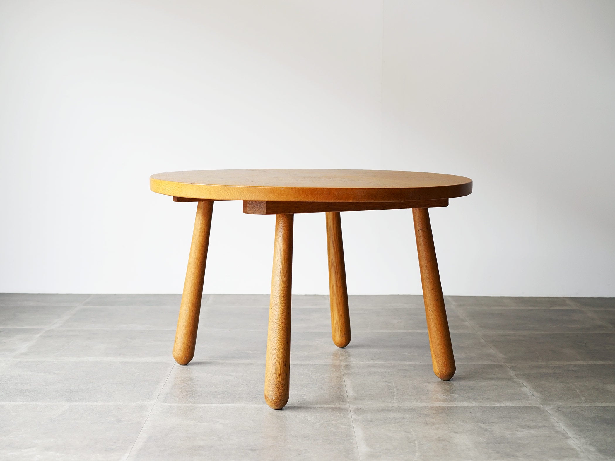 デンマークデザイン円形のコーヒーテーブル 丸いローテーブル 1940年 