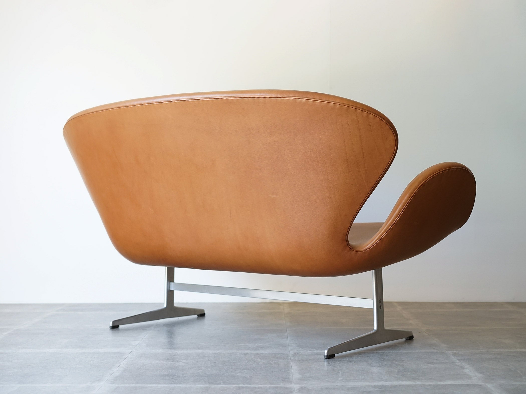 Arne Jacobsen（アルネ・ヤコブセン）Model 3321 スワンソファ 2