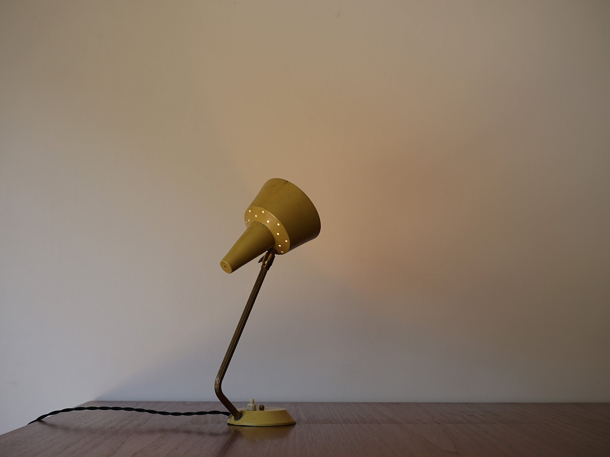 デンマークの黄色い小さなテーブルランプ