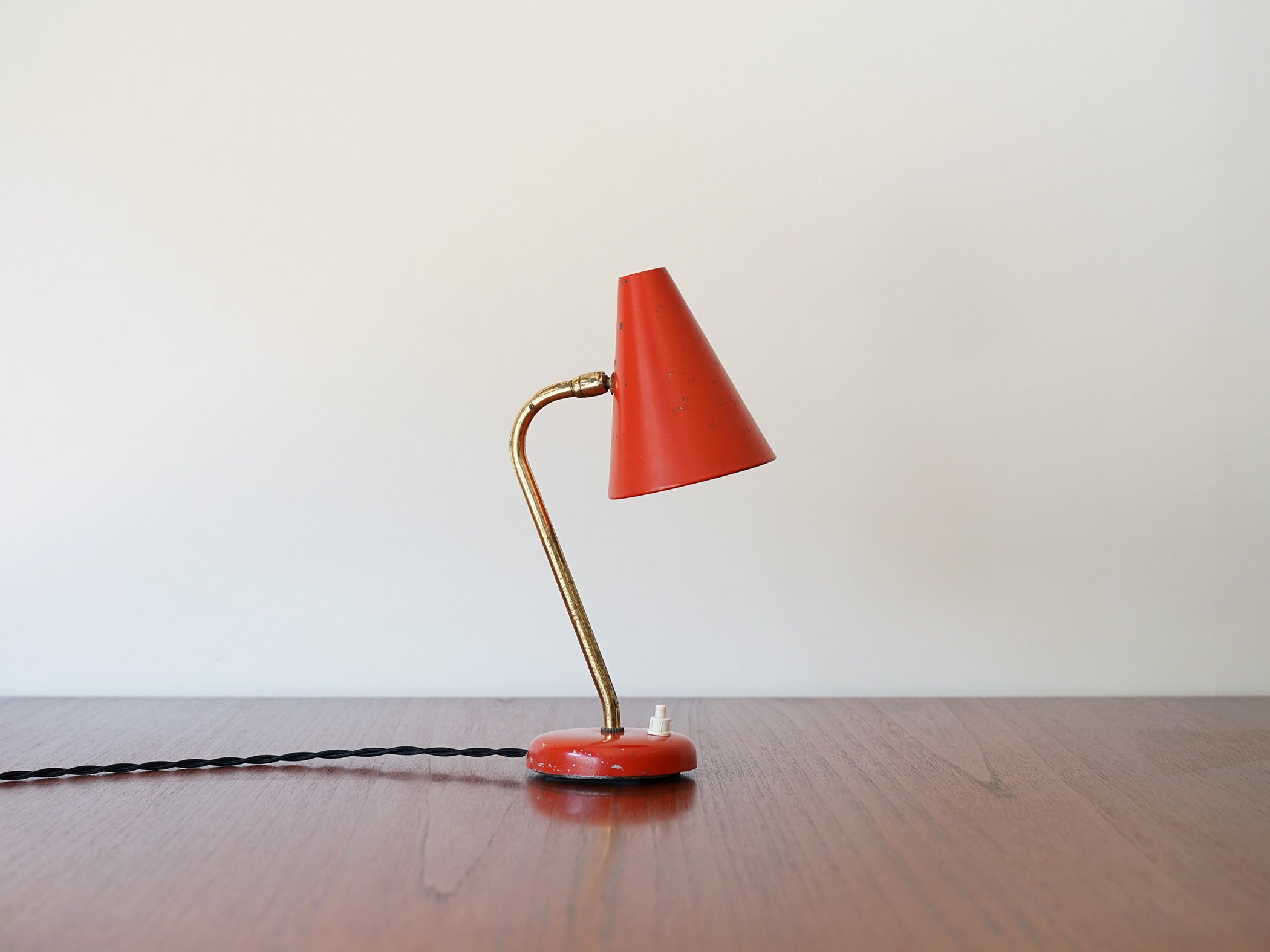 赤いシェードの1950年代製ヴィンテージランプ 小さなテーブルランプ 