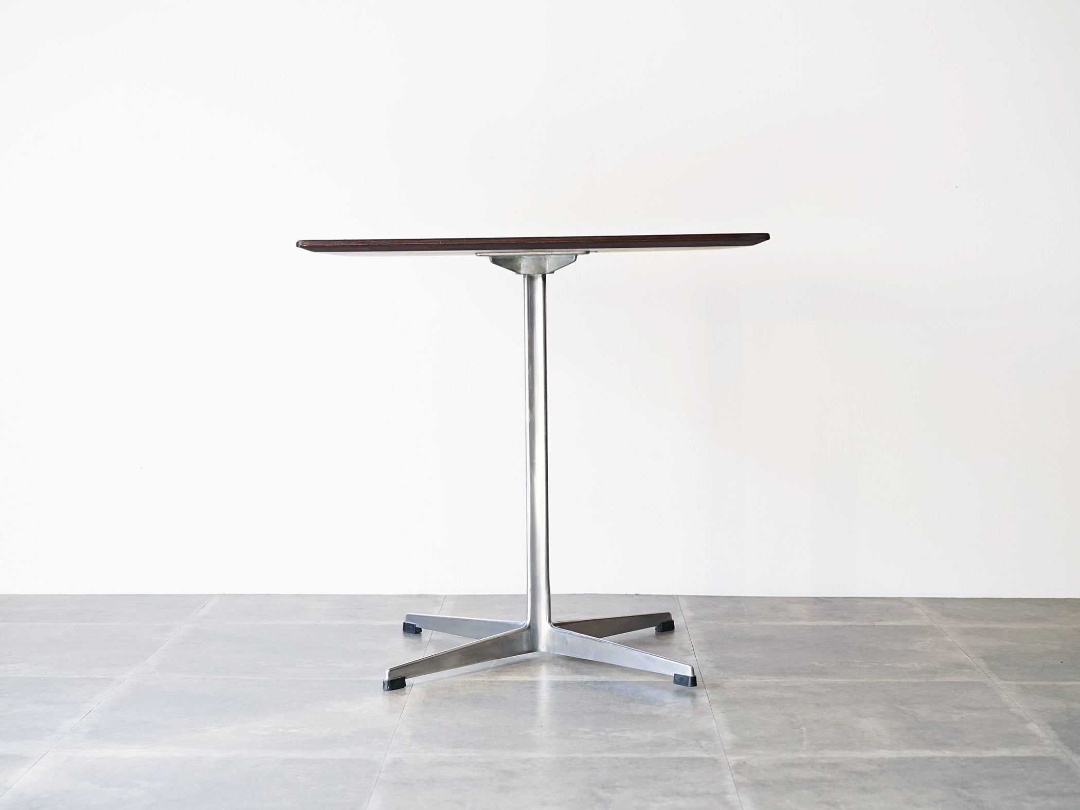 Arne Jacobsen Square cafe table  アルネヤコブセン 正方形のカフェテーブル 2人用ダイニングテーブル