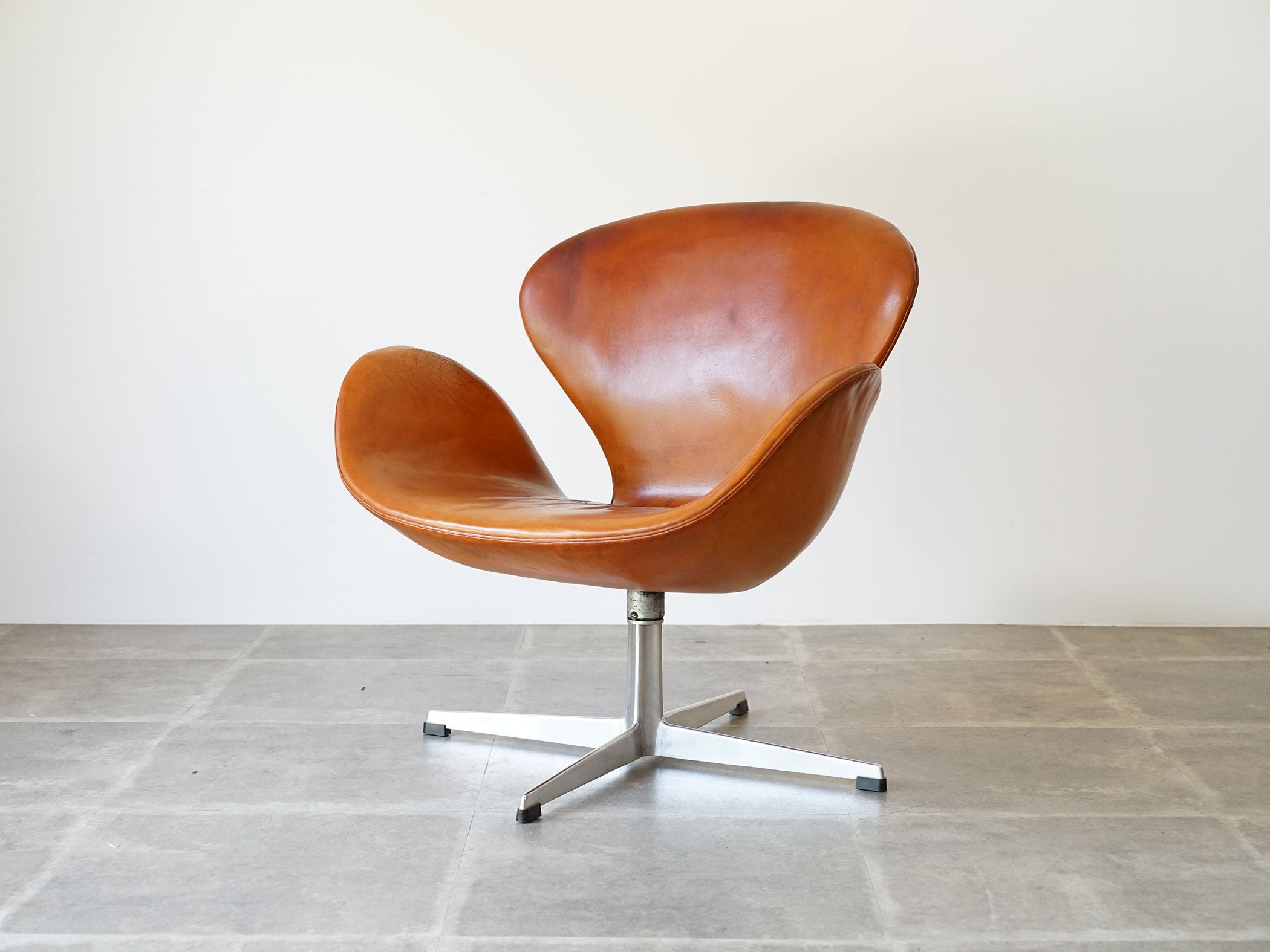 Arne Jacobsen（アルネ・ヤコブセン）Model 3320 スワンチェア The