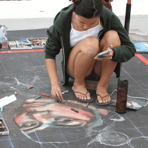 a women drawing on the street