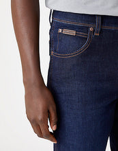 Load image into Gallery viewer, Wrangler Texas Slim Lucky Star Jeans R
