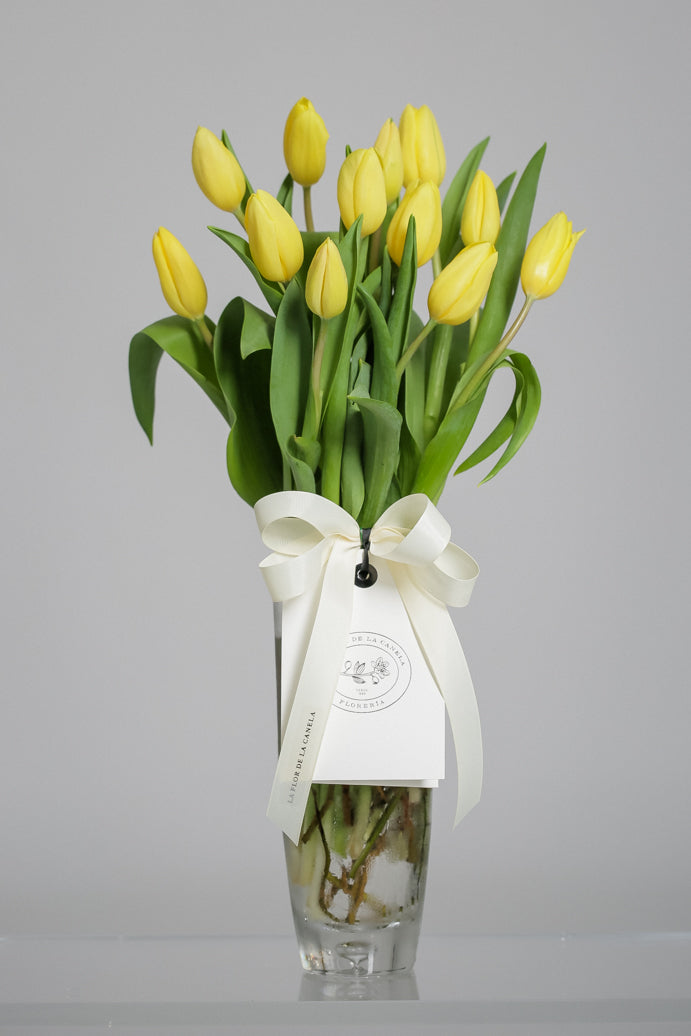 Arreglo de Tulipanes amarillos 12 / 15 – La Flor de la canela