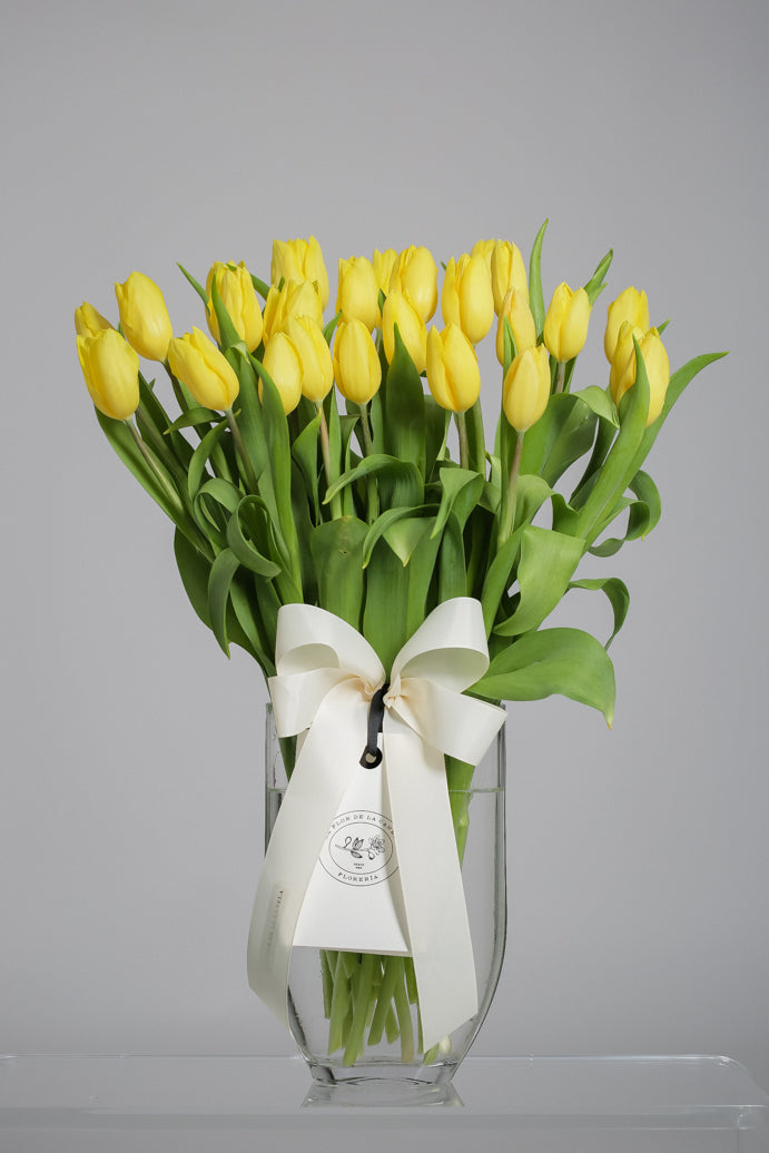 Arreglo de Tulipanes amarillos en base hoja – La Flor de la canela