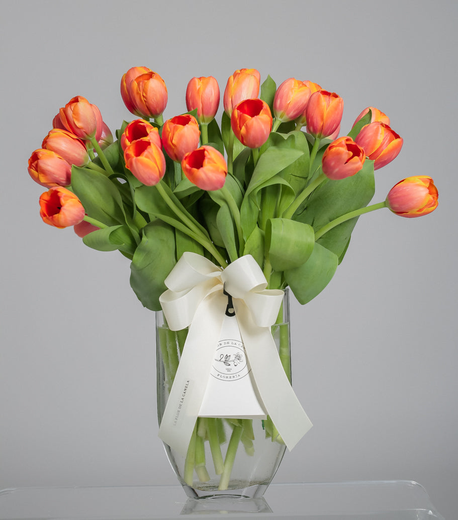 Arreglo de 30 Tulipanes naranja – La Flor de la canela
