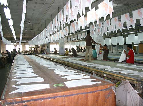 Siebdruck-Produktionsstraße in der Fabrik von Rajlakshmi Cotton Mills Pvt. Ltd. in Howrah, Kolkata, Indien