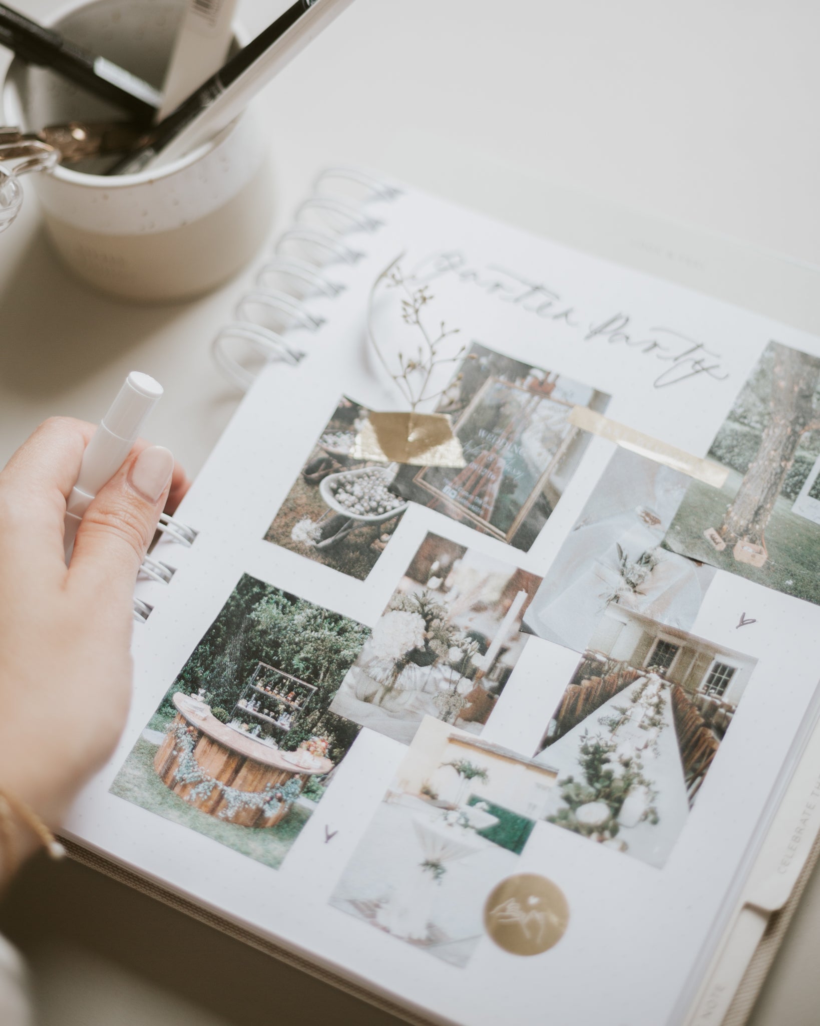 Hochzeitsplaner mit gestaltetem Moodboard für die Hochzeitsdekoration