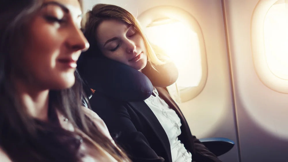 Schlafende und entspannte weibliche Fluggäste