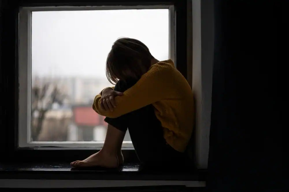 Frau mit Liebeskummer am Fenster