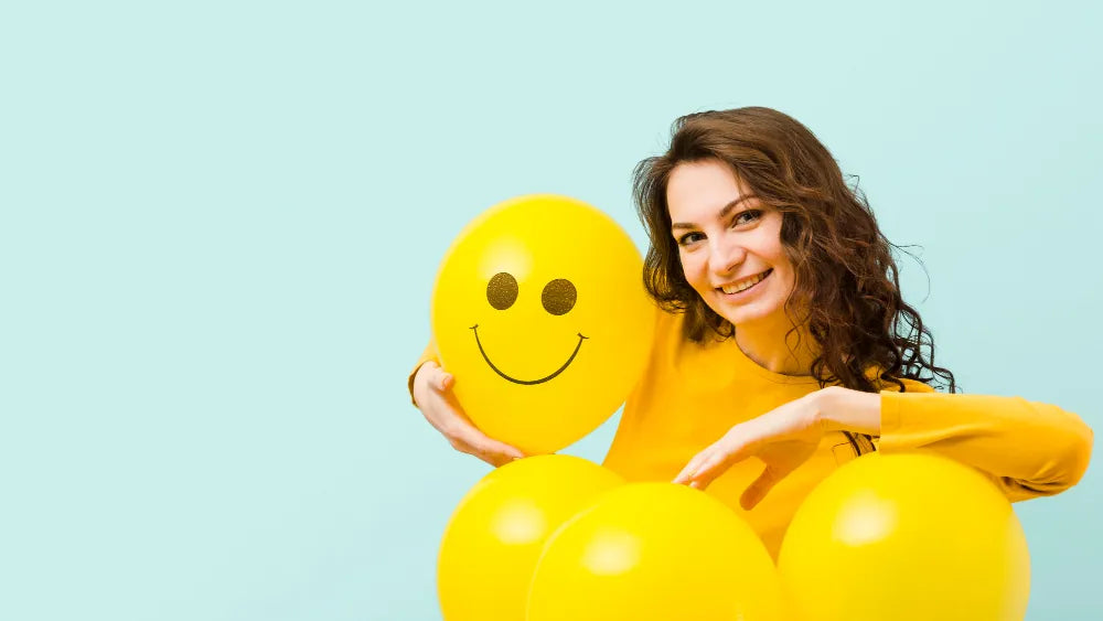 cbd-und-serotonin Glückliche Frau mit Luftballons