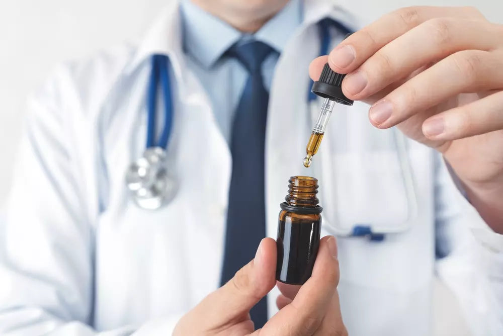 Arzt hält CBD Öl in seiner Hand
