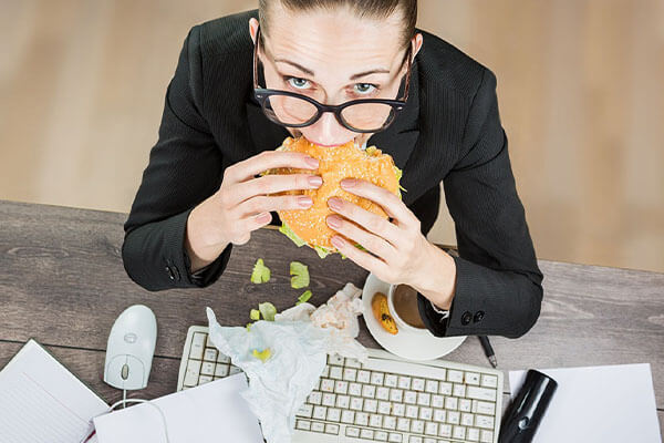 Manger burger au travail