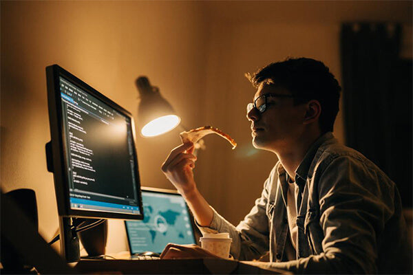 Manger la nuit au bureau