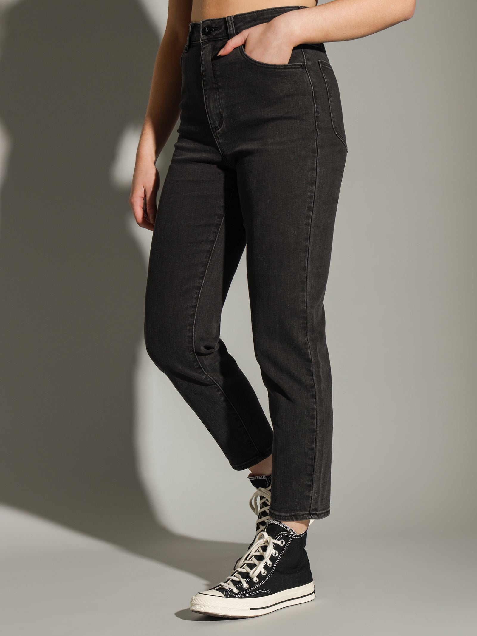 94 High Slim Petite Jeans in Vintage 90210 Black