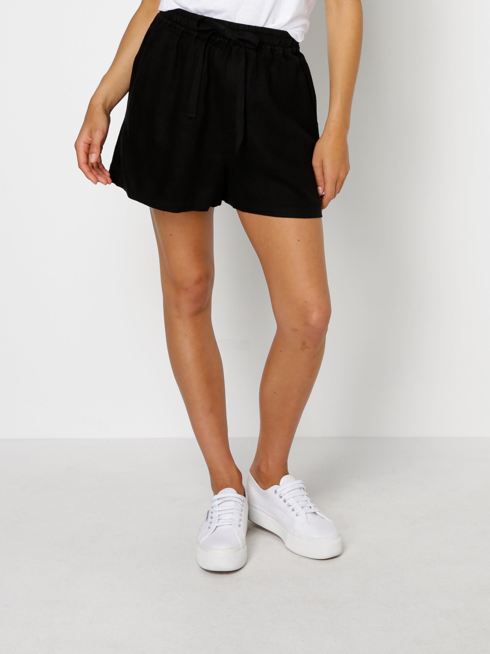 Base Short in Black Linen