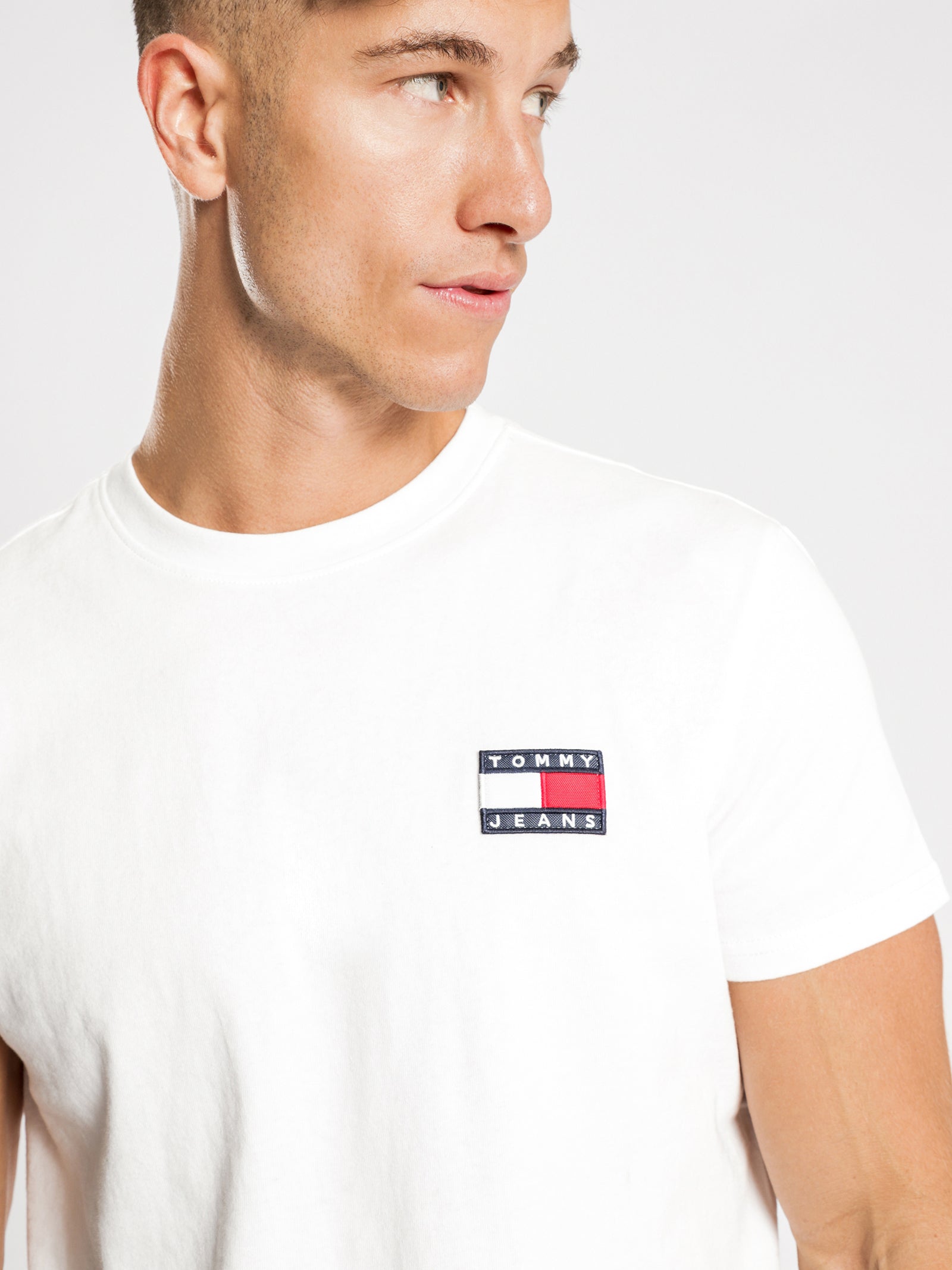 tommy jeans badge tee