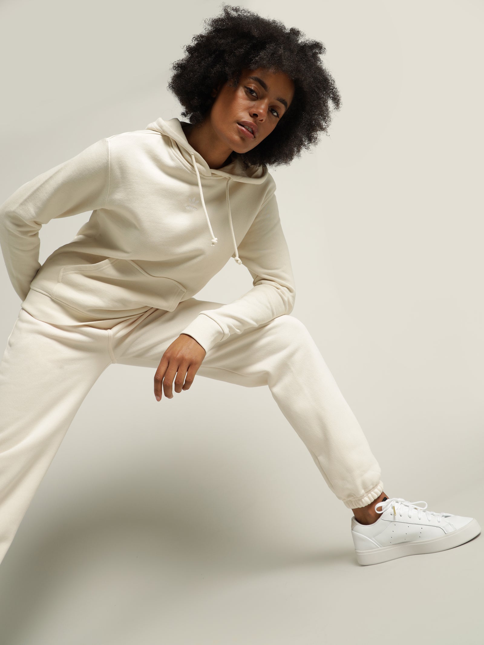 Adicolour Essentials Fleece Joggers in Wonder White